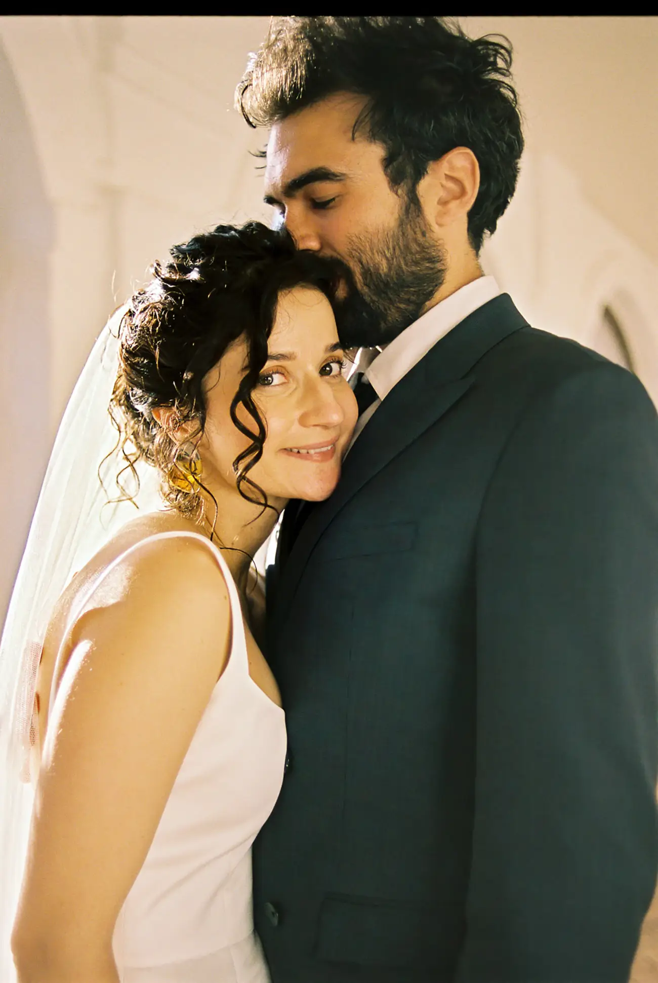 Pareja en el convento de la luz con fotografía analógica