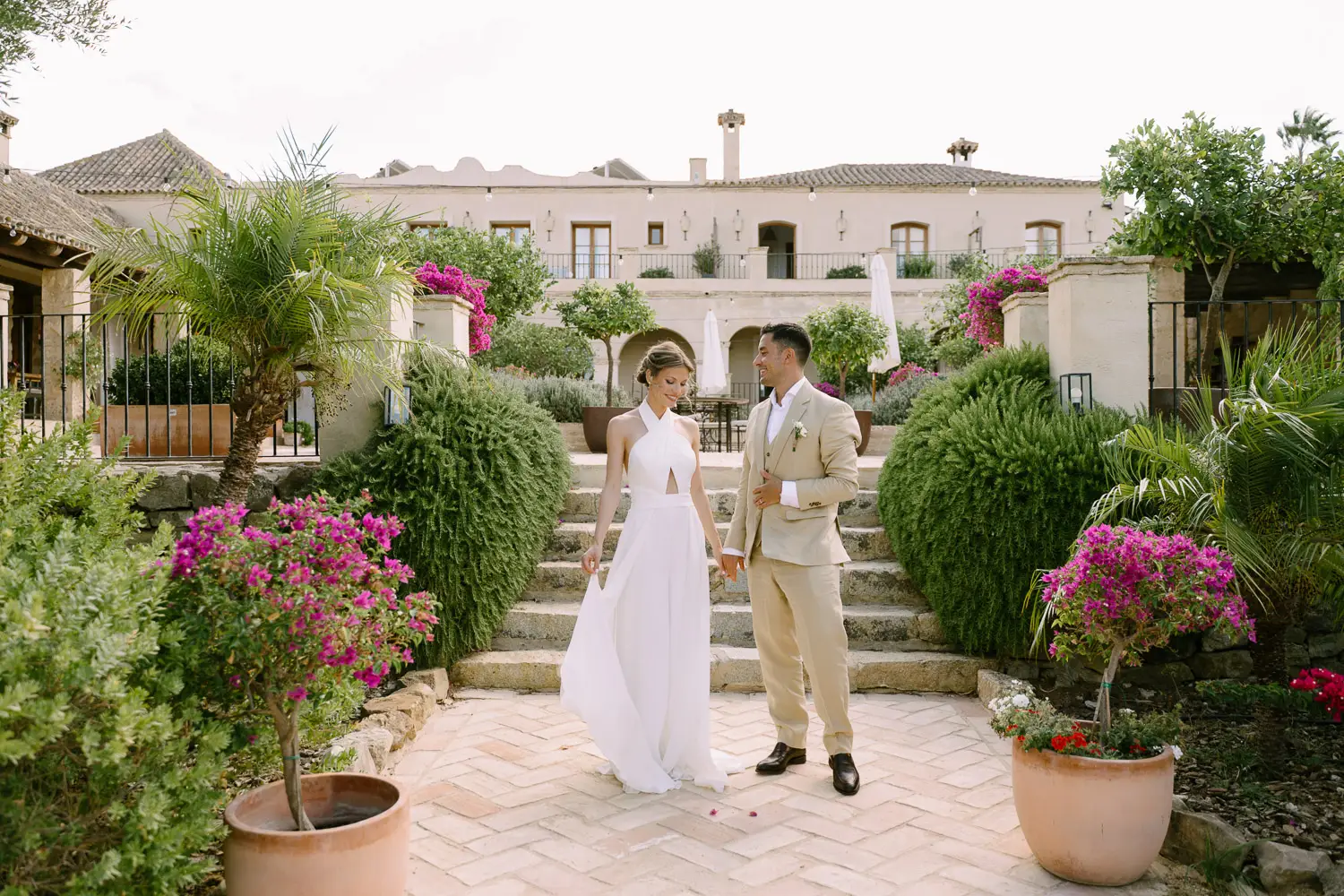 Momento tranquilo de la pareja en su boda íntima en Cádiz, Casa La Siesta